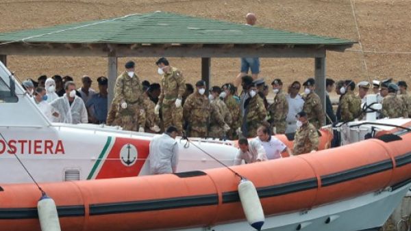 ايطاليا/لامبيدوزا: عمليات انتشال الجثث الغارقة/أ.ف.ب