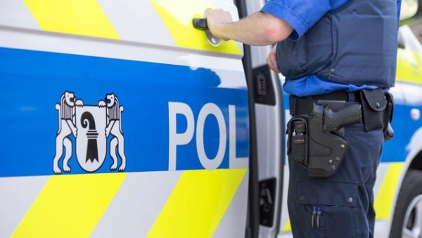 أعوان الامن المسلحون يشترط فيهم أيضا اتقان اللغة العبرية ومعرفة واسعة بعادات اليهود
