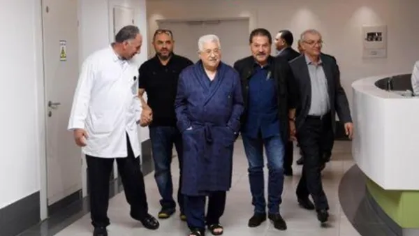 الرئيس الفلسطيني محمود عباس (في المنتصف) بمستشفى في رام الله بالضفة الغربية
