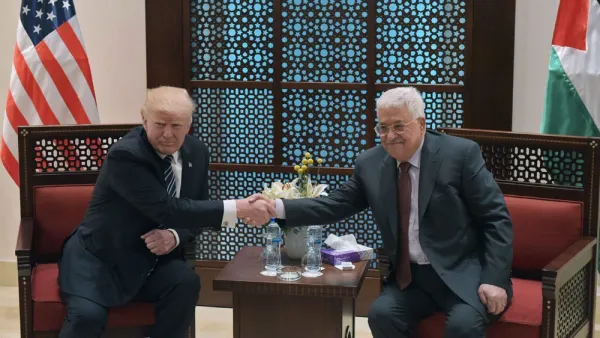 ترامب مصافحا عباس خلال لقائهما في بيت لحم