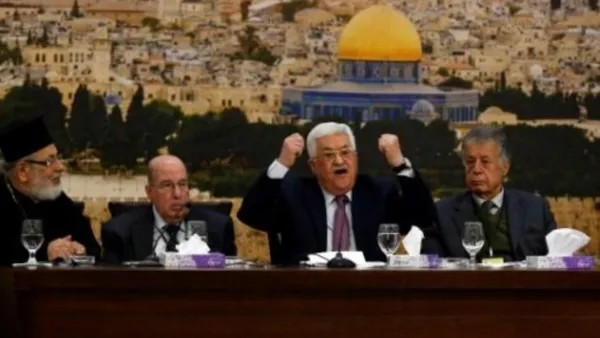 الرئيس الفلسطيني محمود عباس (وسط-يمين) خلال اجتماع المجلس المركزي لمنظمة التحرير في رام الله

