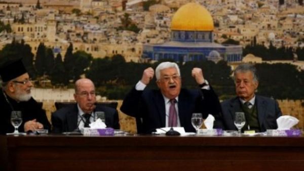 الرئيس الفلسطيني محمود عباس (وسط-يمين) خلال اجتماع المجلس المركزي لمنظمة التحرير في رام الله

