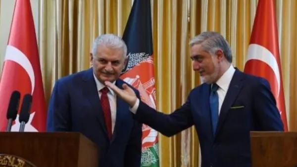 الرئيس التنفيذي الافغاني عبدالله عبدالله يتحدث مع رئيس الوزراء التركي بن علي يلدريم
