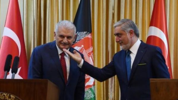 الرئيس التنفيذي الافغاني عبدالله عبدالله يتحدث مع رئيس الوزراء التركي بن علي يلدريم
