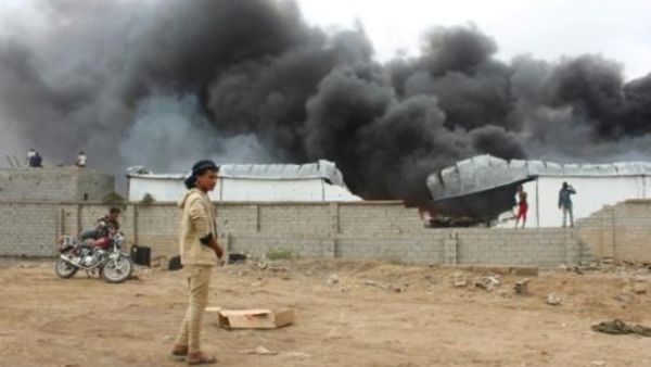 دخان يتصاعد من ثكن عسكرية غداة سيطرة القوات الموالية للانفصاليين على موقع للقوات الحكومية المعترف بها في دار سعد في عدن
