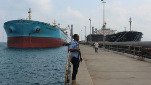 بواخر ترسو في مرفأ عدن
