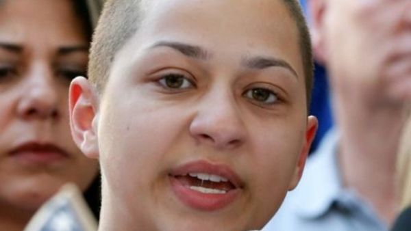 الطالبة ايما غونزاليس خلال توجيهها رسالتها
