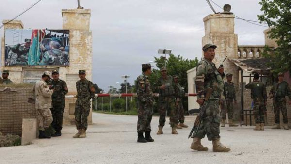 ارتباك وفوضى بعد اختراق طالبان لقاعدة عسكرية أفغانية في هجوم دموي