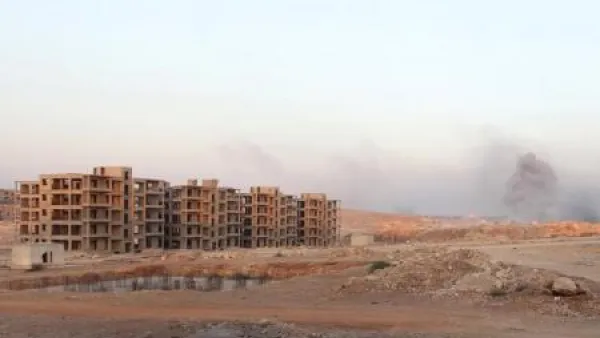 دخان يتصاعد بالقرب من منطقة 1070 شقة بجنوب غرب حلب

