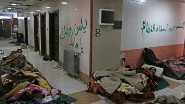 مصابون ومرضى ينتظرون في مستشفى حتى يتم اجلاؤهم من قطاع خاضع لسيطرة المعارضة في حلب

