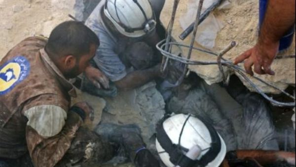 متطوعو الدفاع المدني ينتشلون ضحية من تحت الانقاض في حلب

