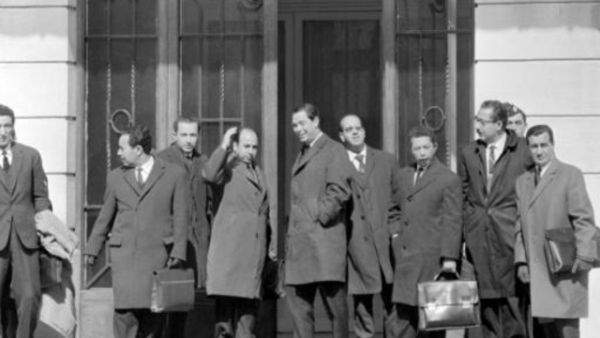 وصول الوفد الجزائري الذي كان يضم مصطفى بن عودة الى ايفيان ليه بان للمشاركة في مفاوضات استقلال الجزائر 
