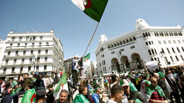 مئات الآلاف من المحتجين في العاصمة الجزائرية