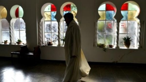 راهب في دير تبحيرين في الجوائر

