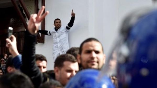 تظاهرة للاطباء المقيمين في العاصمة الجزائرية.

