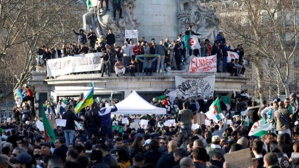 ردّد الطلاب "رجال الشرطة والطلاب أخوة"، متوجهين إلى عناصر حفظ الأمن الذين حملوا معدات مكافحة الشغب