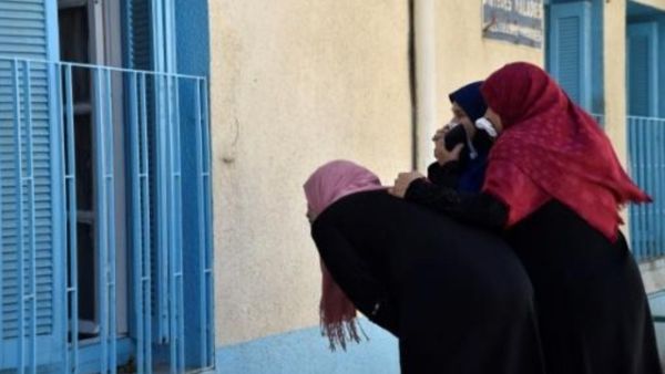 نساء جزائريات امام مستشفى بوفاريك في جنوب غرب العاصمة
