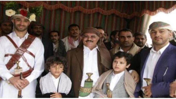 علي عبدالله صالح مع افراد عائلته