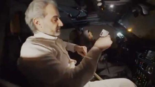 الأمير الوليد بن طلال يركب سيارة تقودها ابنته في الرياض-