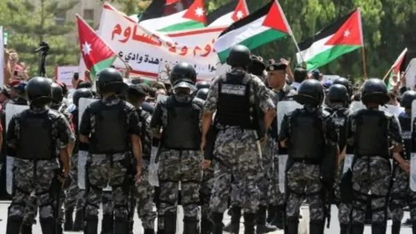 عناصر من الامن الاردني يقفون امام متظاهرين قرب السفارة الاسرائيلية في عمان في تموز/يوليو 2017
