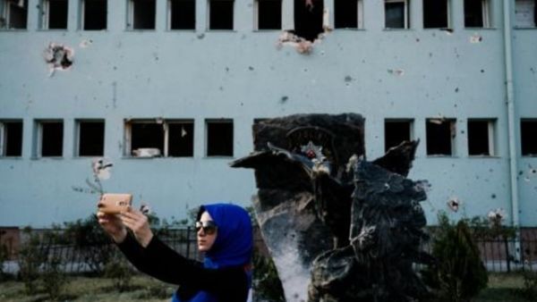 محجبة تلتقط صورة ذاتية امام مركز الشرطة الخاصة في انقرة
