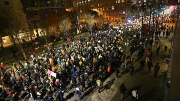 الالاف يتظاهرون في انحاء الولايات المتحدة احتجاجا على فوز ترامب

