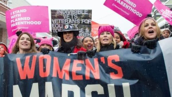 الممثلتان جنيفر بيلز (وسط يسار) وتشلسي هاندلر (وسط يمين) خلال مشاركتهما في مسيرة للنساء ضد ترامب في يوتا
