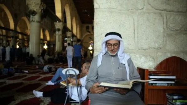 مصلون فلسطينيون داخل المسجد الأقصى بالحرم الشريف في القدس
