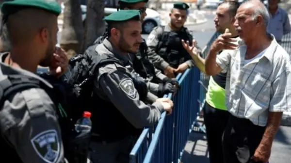 شرطيون اسرائيليون خارج بوابة دمشق المؤدية الى القدس القديمة في اطار الاجراءات بعد اغلاق المسجد الاقصى

