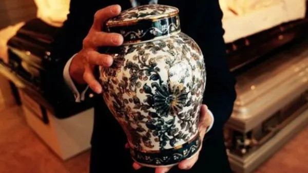 طالبة اميركية تطعم زملاءها حلوى تحتوي على رماد جدتها