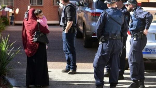 الشرطة توضح للسكان الطرق التي عليهم أن يسلكوها حول مبان في ضاحية لاكيمبا بتاريخ 1 آب/اغسطس، 2017، بعد عمليات دهم جرت في أنحاء مدينة سيدني

