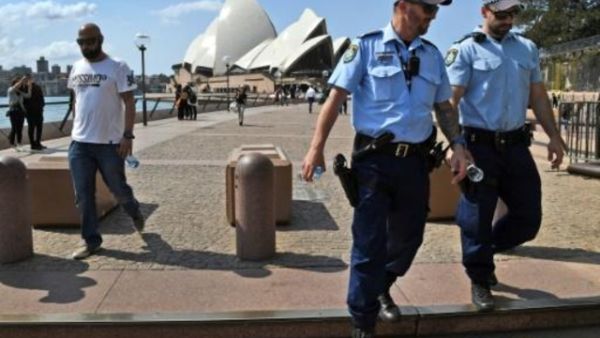 اثنان من رجال الشرطة الاسترالية في منطقة سياحية وضعت فيها حواجز اسمنتية لحماية الزوار من هجوم ارهابي في سيدني

