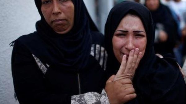 والدة الرضيعة ليلى الغندور التي توفت من جراء استنشاق الغاز المسيل للدموع في مخيم للمحتجين قرب السياج الحدودي تبكي أثناء تشييع جنازة ابنتها يوم الثلاثاء
