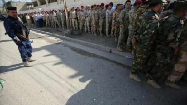 عناصر من قوات الامن العراقية ينتظرون للادلاء بصوتهم في العاصمة بغداد
