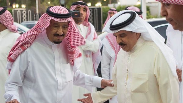 ارشيف/ ملك البحرين حمد بن عيسى بن سلمان آل خليفة (يمين) وملك السعودية سلمان بن عبدالعزيز
