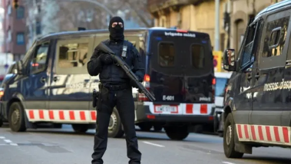 شرطة برشلونة تعتقل خلية يشتبه بتحضيرها لاعتداء 
