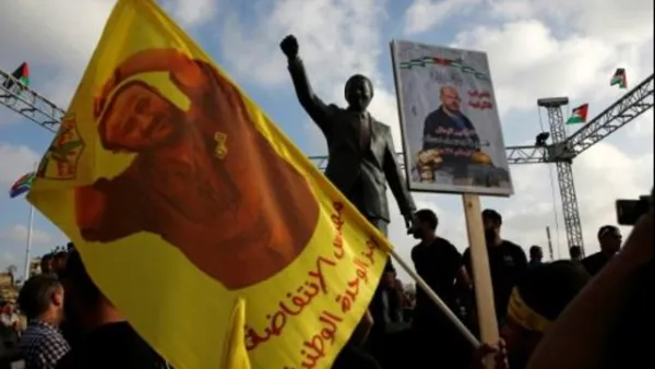 فلسطينيون يتظاهرون دعما للمعتقلين المضربين عن الطعام في رام الله

