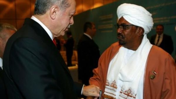 رجب طيب اردوغان مستقبلا نظيره السوداني عمر البشير في قمة منظمة التعاون الاسلامي، في اسطنبول

