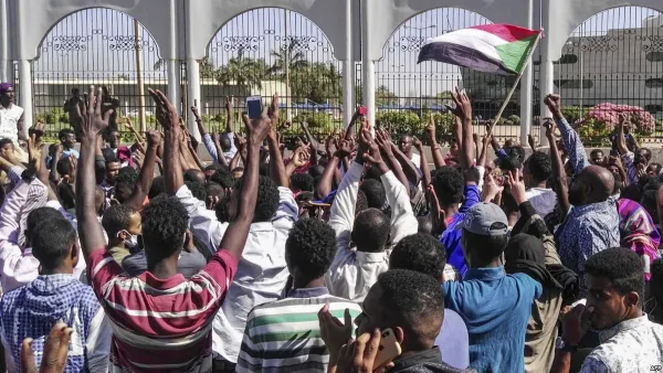 الحشد كان يتظاهر استجابة لدعوة وجهها نشطاء يحاولون تكثيف الضغط على البشير لدفعه للتنحي