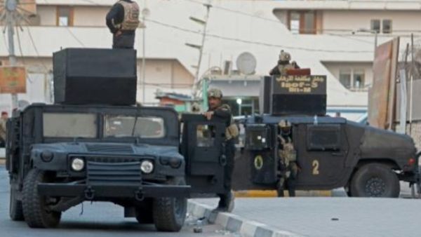 قوات عراقية من مكافحة الإرهاب في شارع في البصرة قرب فندق نزل فيه رئيس الوزراء حيدر العبادي لدى زيارته الى المدينة

