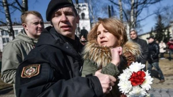 الشرطة في بيلاروس تعتقل احدى انصار المعارضة التي كانت تحمل زهورا خلال تظاهرة في مينسك
