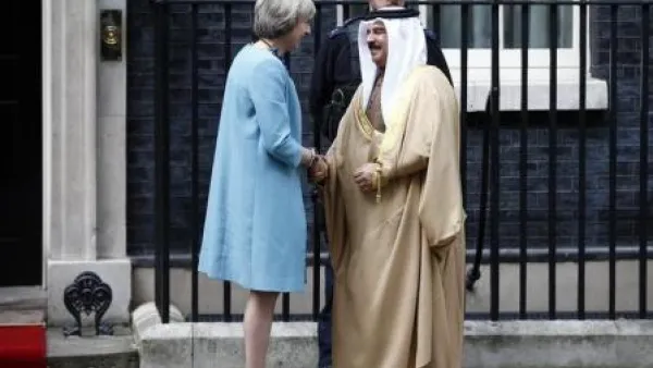 ملك البحرين الشيخ حمد بن عيسى آل خليفة يصافح رئيسة وزراء بريطانيا تيريزا ماي في لندن يوم 26 أكتوبر تشرين الأول 2016.
