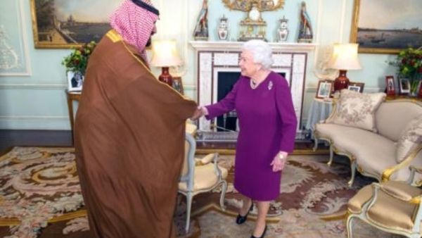 الملكة اليزابيث الثانية خلال استقبالها ولي العهد السعودي محمد بن سلمان في قصر باكنغهام 

