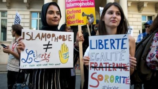 تظاهرة احتجاج على حظر البوركيني على عدد من الشواطي الفرنسية امام السفارة الفرنسية في لندن

