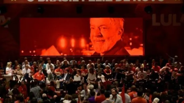 رئيس حزب العمال غليسي هوفمان تلقي كلمة امام انصار الرئيس الاسبق لويس ايناسيو لولا دا سيلفا خلال حملة انتخابية لتسميتهم كمرشح للحزب في ولاية ميناس جيريس
