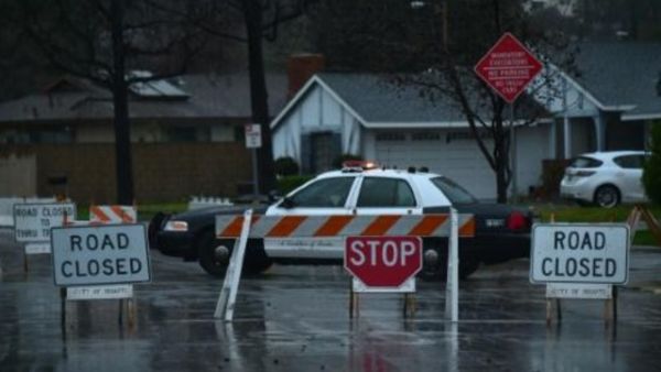 الشرطة تغلق طريقا بعد مباشرة عملية اخلاء جراء العاصفة في كاليفورنيا
