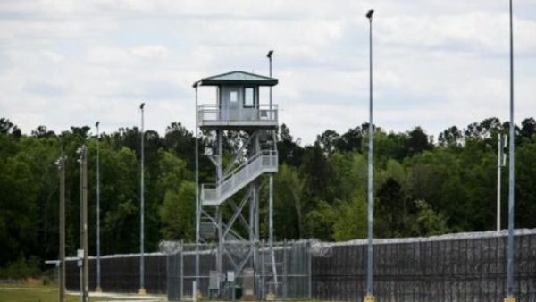 برج مراقبة داخل "سجن لي الإصلاحي" في جنوب كاليفورنيا
