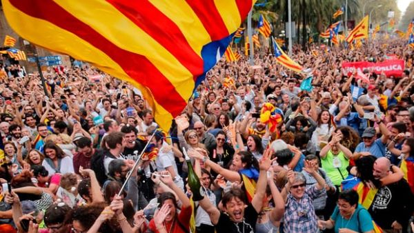 احتفالات في شوارع برشلونة بعد اعلان الاستقلال
