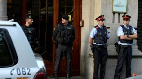 الحرس المدني الاسباني امام مبنى الشؤون الاقتصادية في حكومة كاتالونيا

