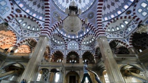 عامل تنظيفات في مسجد احمد قديروف في غروزني

